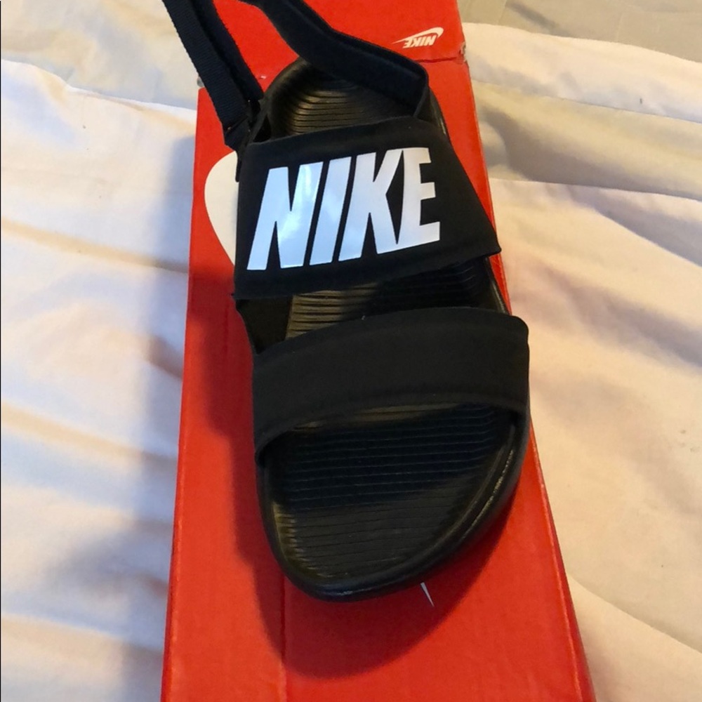 Nike sandals size 7